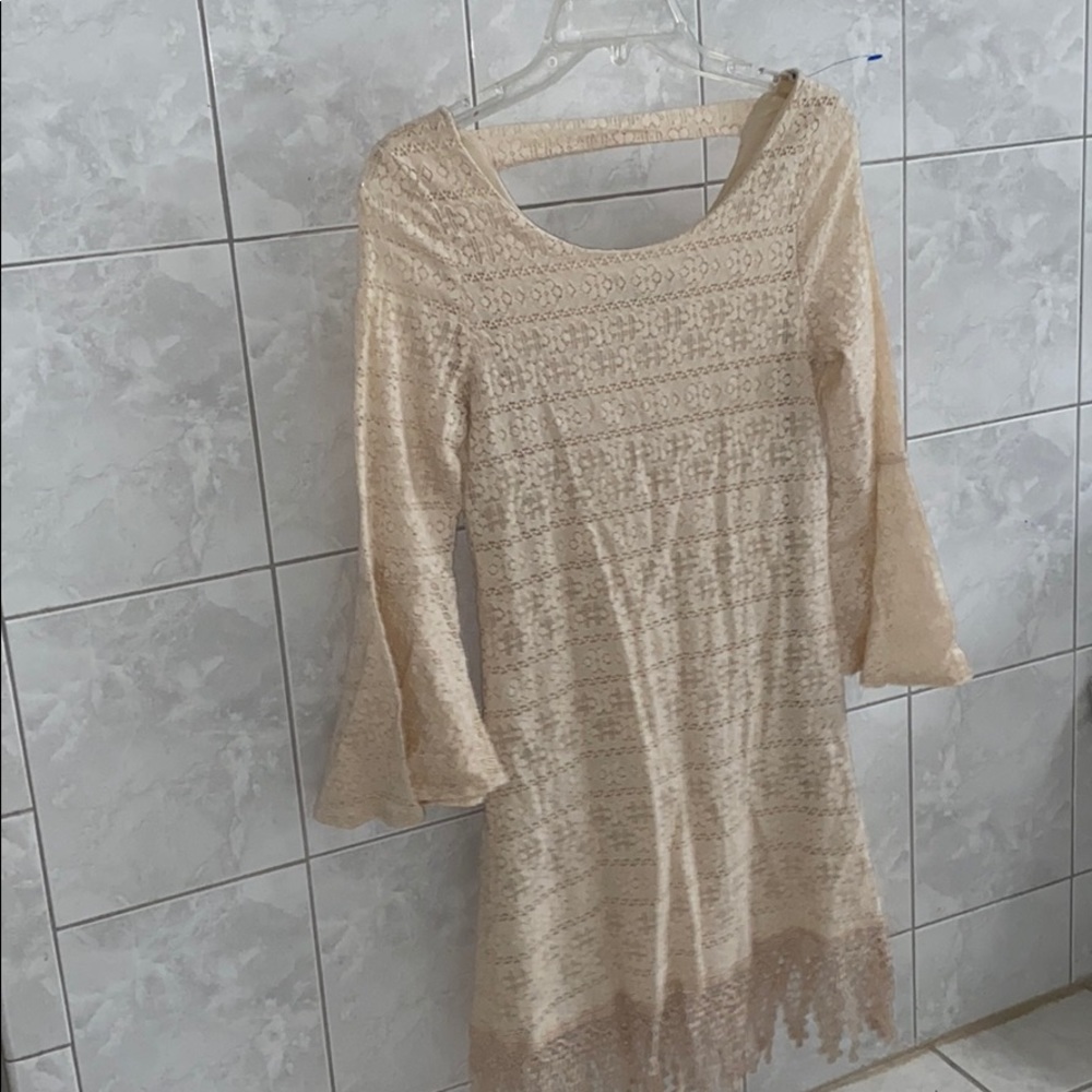 Vintage off white white women’s lace dress :)